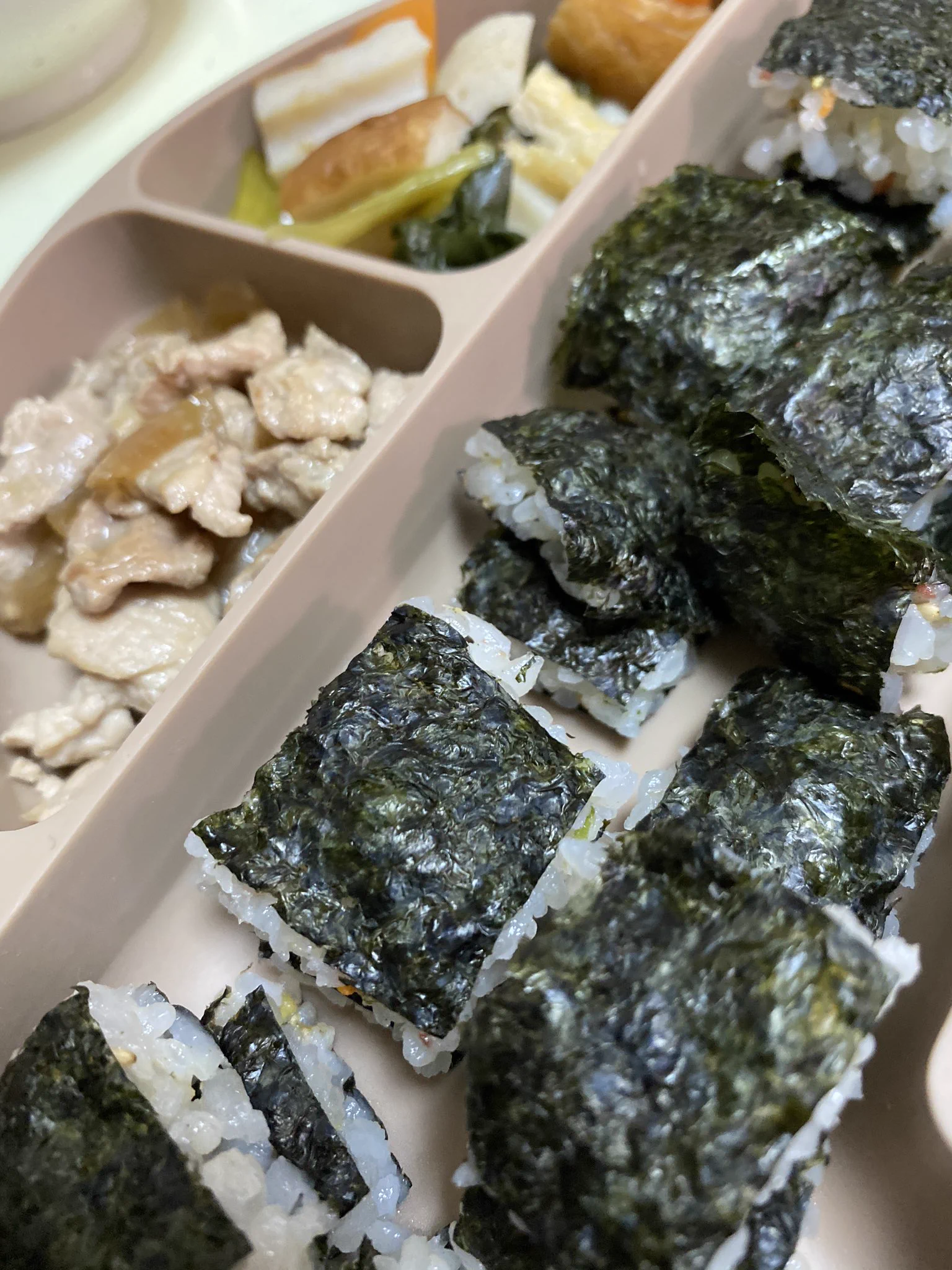 息子のおにぎり（おにぎらず？）は、まさにこの方法で作ってます。100均の海苔パンチとIKEAのキッチンハサミが大活躍。  