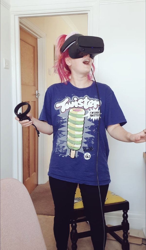 Nid ap arferol mo ap <a href="/EisteddfodUrdd/">Eisteddfod yr Urdd a’r Celfyddydau</a> 

Mae na arddangosfa VR celf a chrefft! 🤯 Y tro cynta i fi fynd "tu mewn" i gallery ers dros flwyddyn!