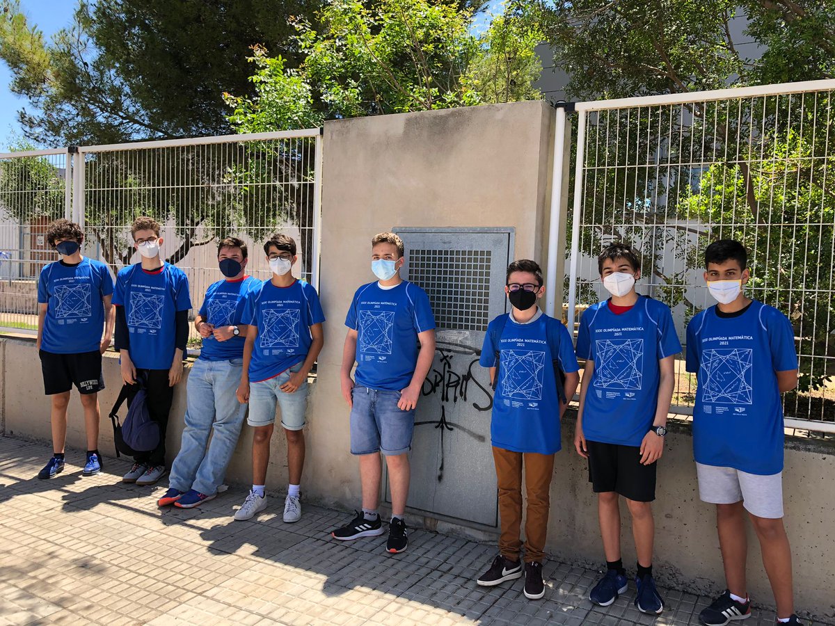asfamesval's tweet photo. Y mientras las familias hacen turismo estudiantes de #Estalmat @EstalmatCV "sudan" la bonita camiseta de las Olimpiadas Matemáticas de la @SEMCV
#MathAthletas
#AtletasMatematicos https://t.co/q7cH8E4jdR