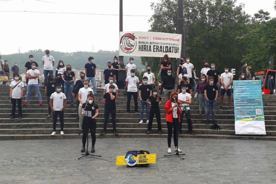 Gaur Bilboko Gazte Topaketen egitaraua aurkeztu dugu Arriagan egin dugun agerraldian.

Gaurko eta etorkizuneko erronkei erantzuteko oinarriak, aliantzak eta batasuna ezinbestekoak izango dira.

Hori da gure hautua. Hori eta askoz gehiago izango dira Bilboko Gazte Topaketak!