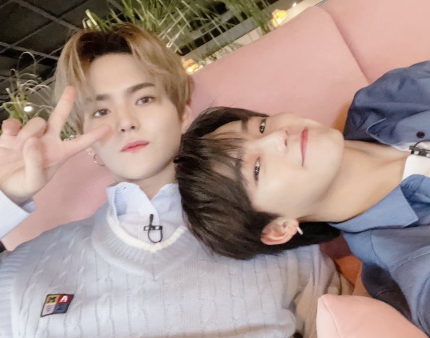 yoddaeng_'s tweet photo. hyunsuk leaning on yoshi’s shoulder like its his most favourite place 🥺 

#yoshisuk #욧땡 
#CHOIHYUNSUK #YOSHI #최현석
#요시 @treasuremembers https://t.co/b1dVE0lrEj
