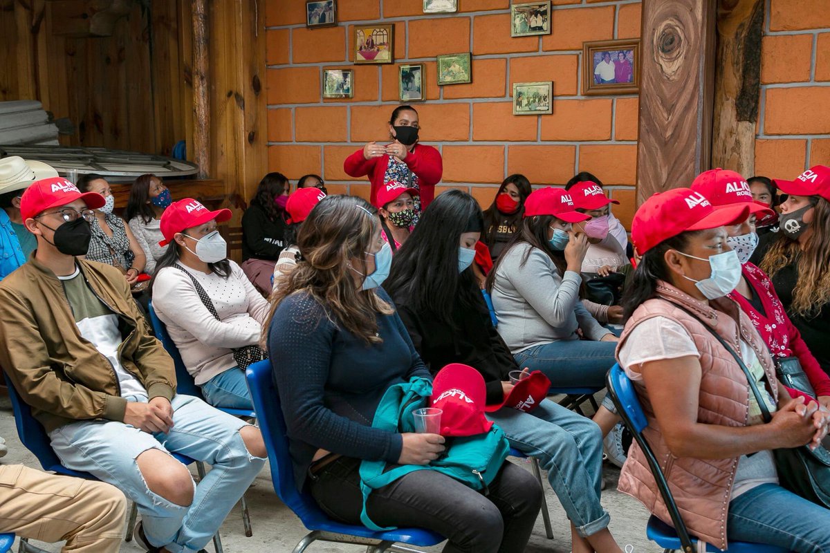 AliciaRobles_Ac's tweet photo. Las autoridades tradicionales son parte fundamental de nuestros pueblos, durante mi gestión trabajaremos de la mano para cuidar y defender nuestra tierra. Gracias comuneros de San Salvador Cuauhtenco
#SoyAliciaRoblesAcevedo 
#VotaPRI🇲🇽 #6Junio2021🗓 #VamosAGanar💙❤️💛 https://t.co/EfywigmydJ
