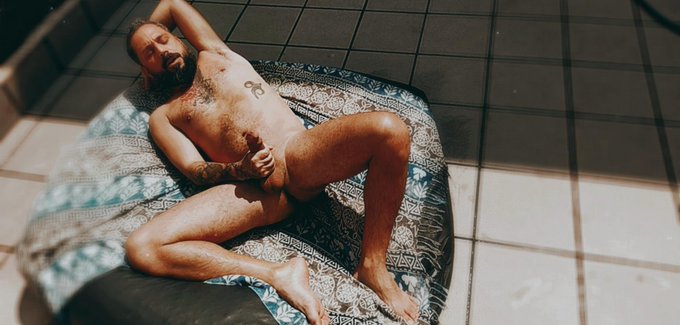 complete a frase: "s&aacute;bado de sol... " 🌞🥵 https://t.co/Lo69nI9Lf2