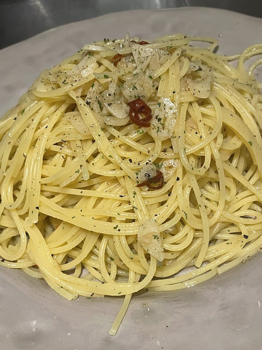 karucamp's tweet photo. ニンニク一株分使ったクソニンニクパスタ https://t.co/1vYnHnGQif