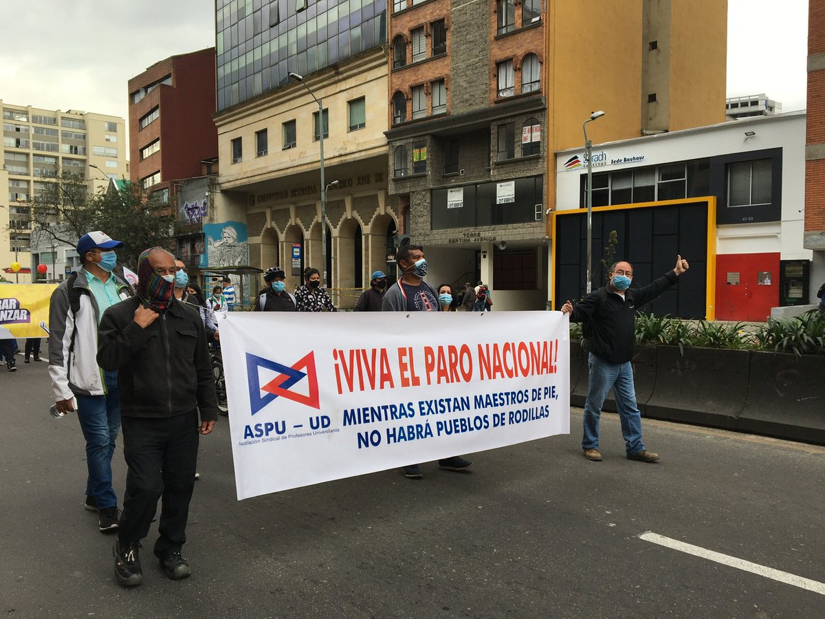 ASPU_Colombia's tweet photo. Ayer en la jornada del Paro Nacional ¡Mientras existan maestros de pie, no habrá pueblos de rodillas! ✊🏼
.
.
#ParoNacional28M #ElParoNoPara https://t.co/KXkefZx0hQ