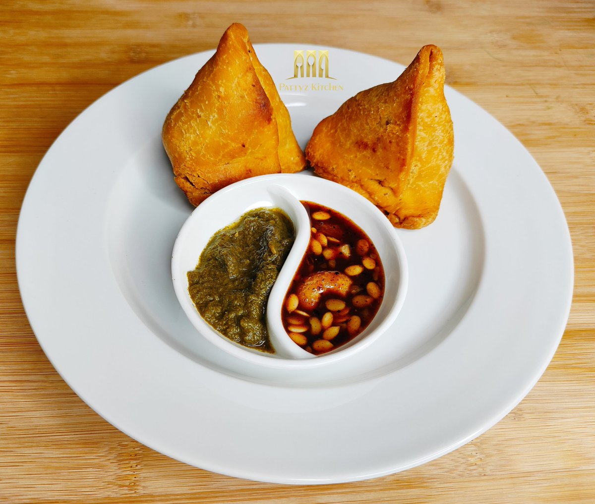 PattyzKitchen's tweet photo. Homemade Crispy crunchy #samosa with mint coriander green chilli chutney and meethi khajur imli ki chutney prepared by me https://t.co/73TLPynLoD