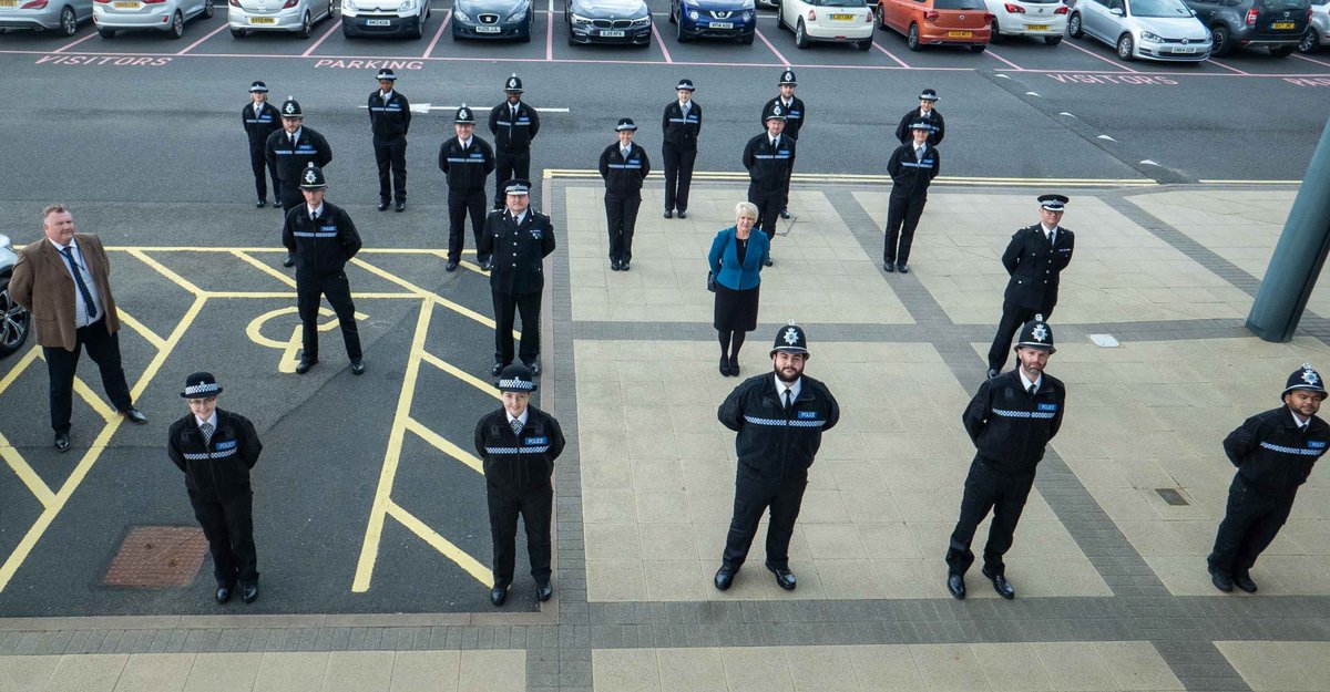 StaffsPolice's tweet photo. We're pleased to welcome 3️⃣5️⃣ new student officers, who took their attestation &amp; were sworn in as police officers earlier this week.

They’ve joined our Degree Holder Entry Programme @StaffsUni - one of the new entry routes into policing.

We wish them well in their new career!🚔 https://t.co/wgTVIyAvDK