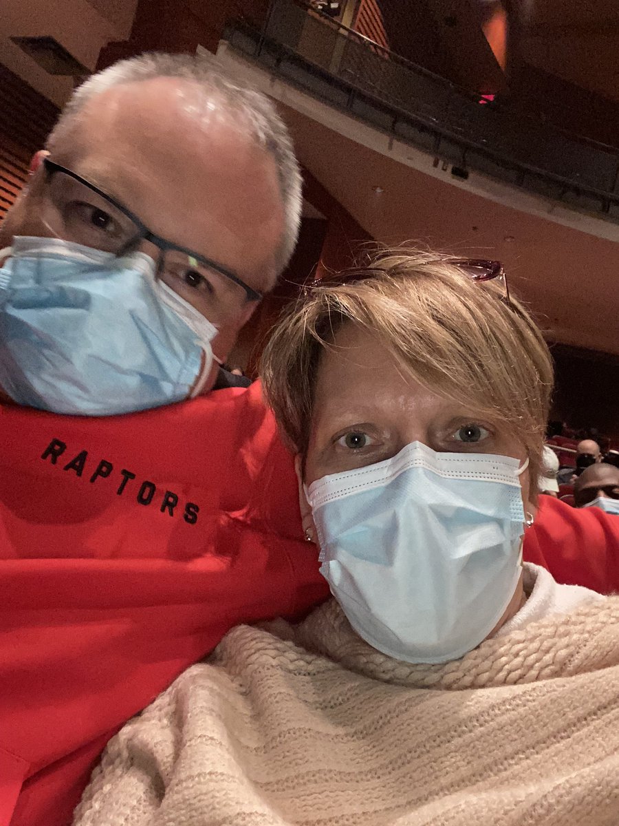 Melmouf's tweet image. Retour a un semblant de vie normale hier soir ... show d’humour @CloutierMartin @DominicSillon1   Merci ça fait du bien au moral 🧡 #lassomption #hectorcharland  rire en s’étouffant dans son masque avec Didier Lambert 🤣 donnez un avertissement avant de débuter 🤣