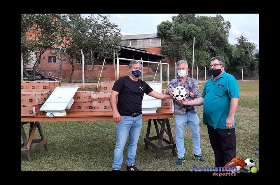Tremendos30ok's tweet photo. El Ministro de Deporte de la Pcia de Misiones Profe @Hectorjcorti @gobmisiones  entrego luminarias para el Club Victoria de Pto Rico, lo acompaño el Intendente @CarlitosKoth https://t.co/u7wjwwQzzQ