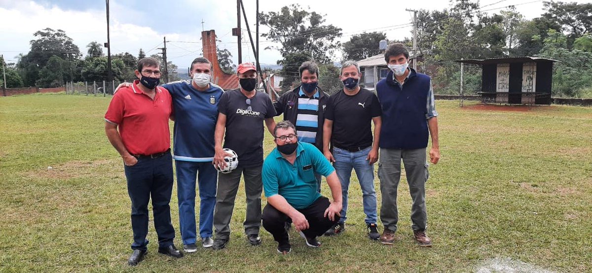 Tremendos30ok's tweet photo. El Ministro de Deporte de la Pcia de Misiones Profe @Hectorjcorti @gobmisiones  entrego luminarias para el Club Victoria de Pto Rico, lo acompaño el Intendente @CarlitosKoth https://t.co/u7wjwwQzzQ