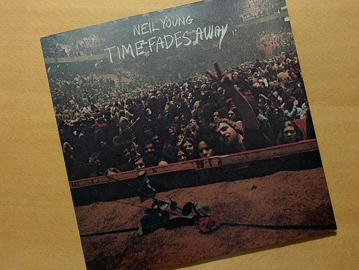 HosonoShotgun's tweet photo. MyCollection080 #NeilYoung &amp; #StrayGators #TimeFadesAway

このCDを見たことがない
CrazyHorseもいいが StrayGators もいい

Time Fades Away
Journey Through The Past
L.A.
Love In Mind
Don't Be Denied →NorahJonesが最近カバーしている
The Bridge
Last Dance

https://t.co/0kFHjg1vBT https://t.co/vkKlZaIvey