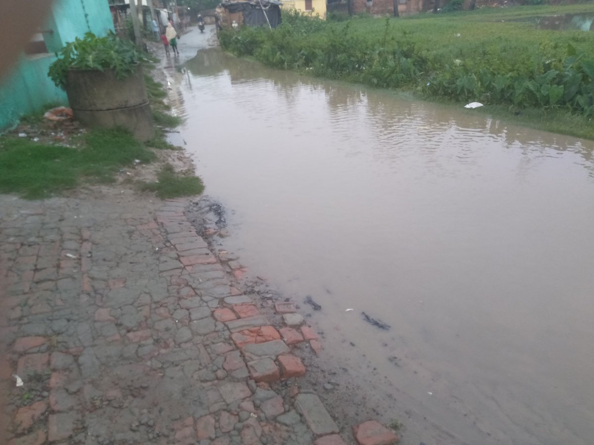 JezeeshanFaizee's tweet photo. यह है मेरे गांव की मेन सड़क 2 दिन की बारिश सड़क और रोड दोनों बराबर समाज के लोगों को हो रही है इस जलजमाव से बहुत ज्यादा परेशानी है 
ड्राइवर अपनी चार चक्का रोक कर आराम से धोते हुए क्या है ग्रामीण गांव का विकास देख @MoRD_GOI
@WRD_Bihar 
@DarbhangaLive 
@gopaljeebjp https://t.co/fM7s7WdmmG