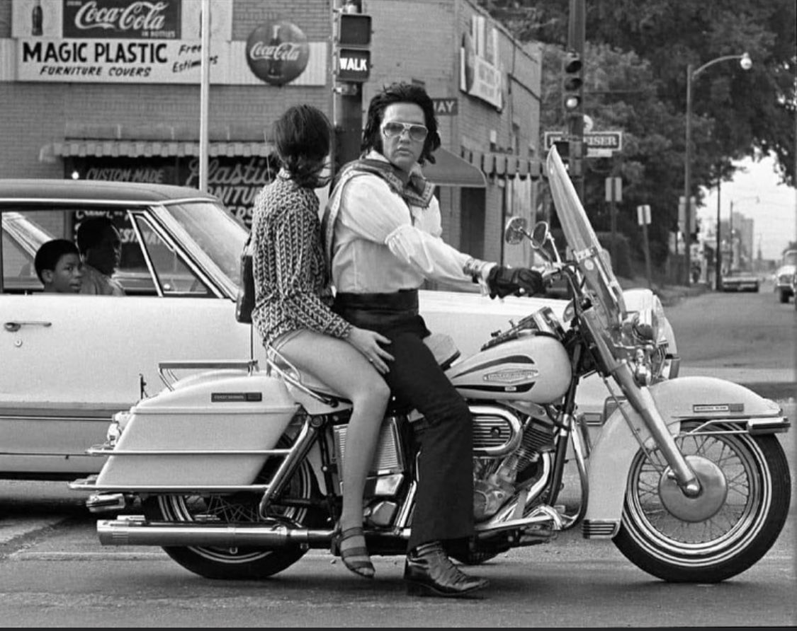 BikersDF's tweet photo. Viaje al pasado…el rey no pudo estar equivocado! #harleydavidson #Bikers #bikersdf https://t.co/WPQOEYlxtT