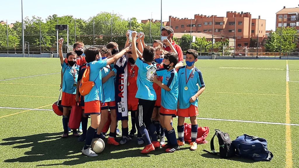 CDAlamedaOsuna's tweet photo. El Benjamin A recoge la Copa y Medallas de Campeón! Hoy Victoria 9-2 y pase a la siguiente eliminatoria !! ENHORABUENA CAMPEONES!!! https://t.co/GyRQm6DKJX