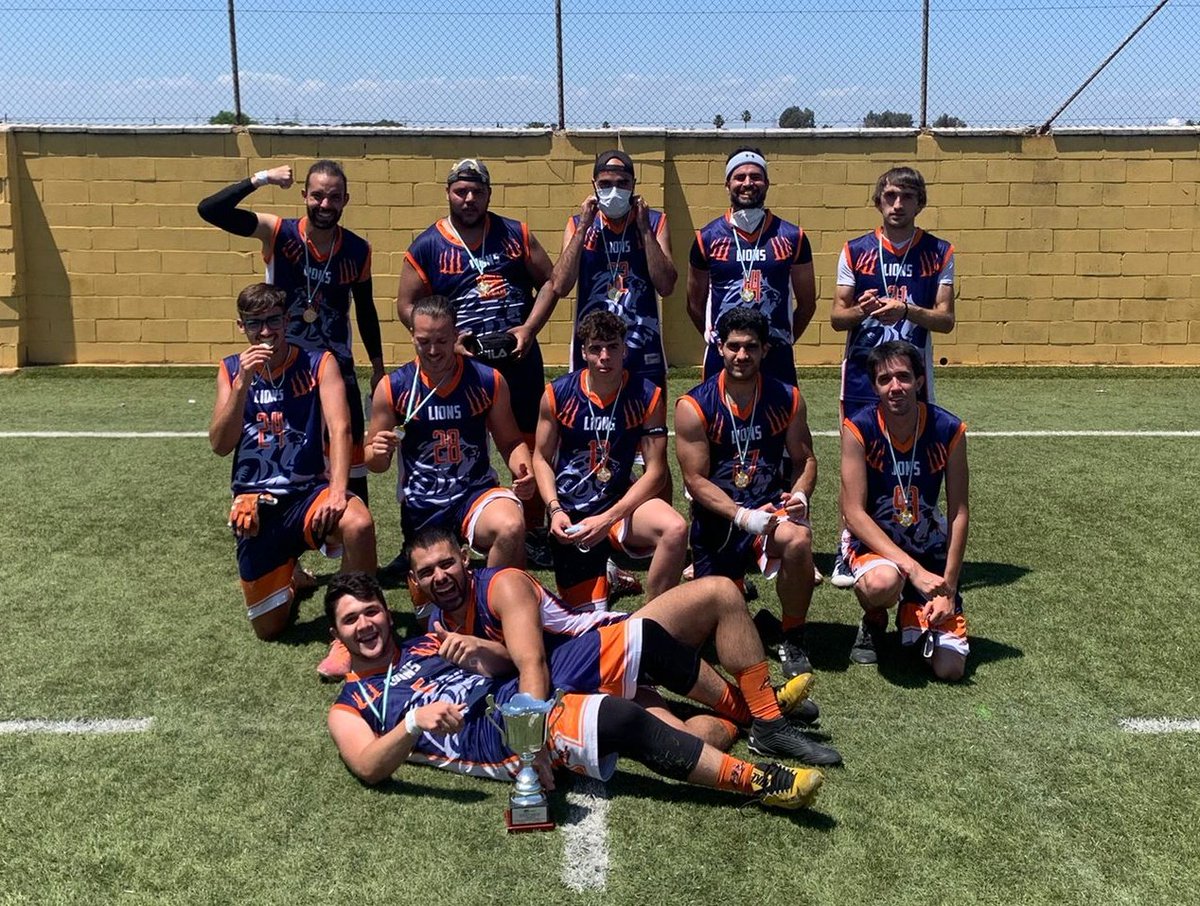 GranadaLions's tweet photo. Resultados de la Final Four:
Lions 32-27 @montillacircus
Lions 27-25 @BlueDevilsAF
Lions se proclama campeón de la V Liga Andaluza de Flag.
1!!, 2!!, 3!!, LIOOONS!!!! 🏆🦁 https://t.co/h7sVA9nmld