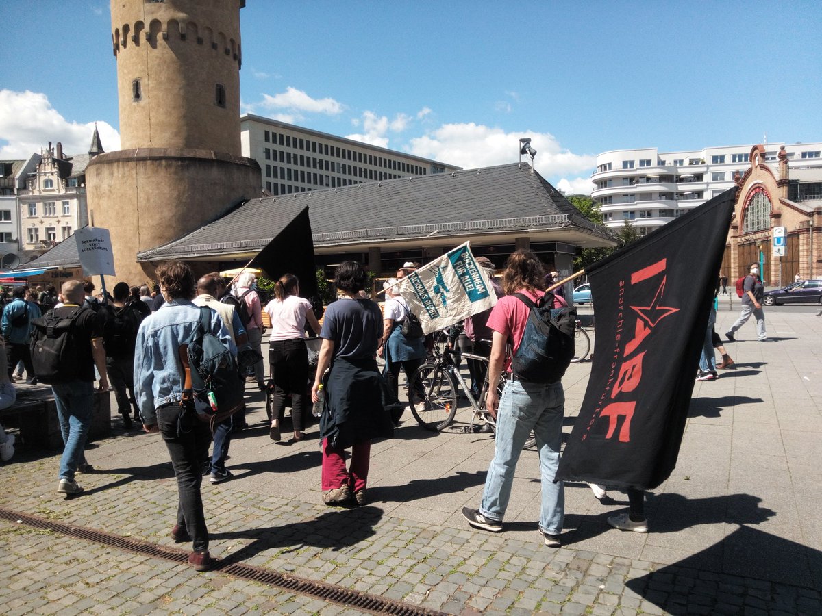 anarchie_ffm's tweet photo. Nach den Reden von @OffenesHaus, @19FebruarHanau, #EinHausFürRoma und vielen weiteren geht es mit ca 300 Leuten über die Leipziger Straße zum #Hülyaplatz. Wegen der Baustelle am #Backhaus kann der #HülyaTag nicht dort stattfinden. https://t.co/4toB21zHua