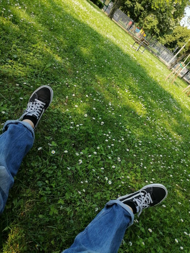 crystal_alen's tweet photo. mia madre: esci con gli amici dopo?
io: certo, come sempre
*i miei amici*: https://t.co/f30eqJiT0o