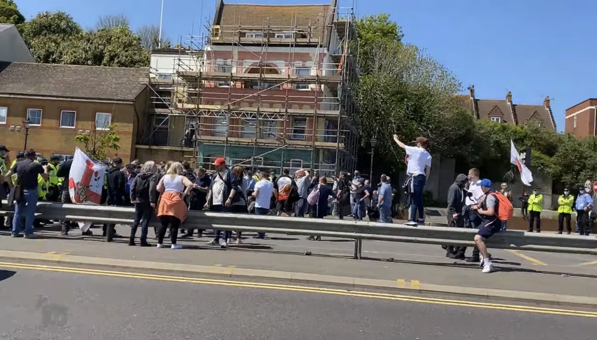 The anti-immigration demo in Dover today, organised by ethnat ‘migrant hunter’ grifter Steve Laws and co, was intended to be the successor to their failed Sept 2020 event. It was advertised heavily by grifters + various neo-Nazi channels for months.

Estimated numbers.... 60.