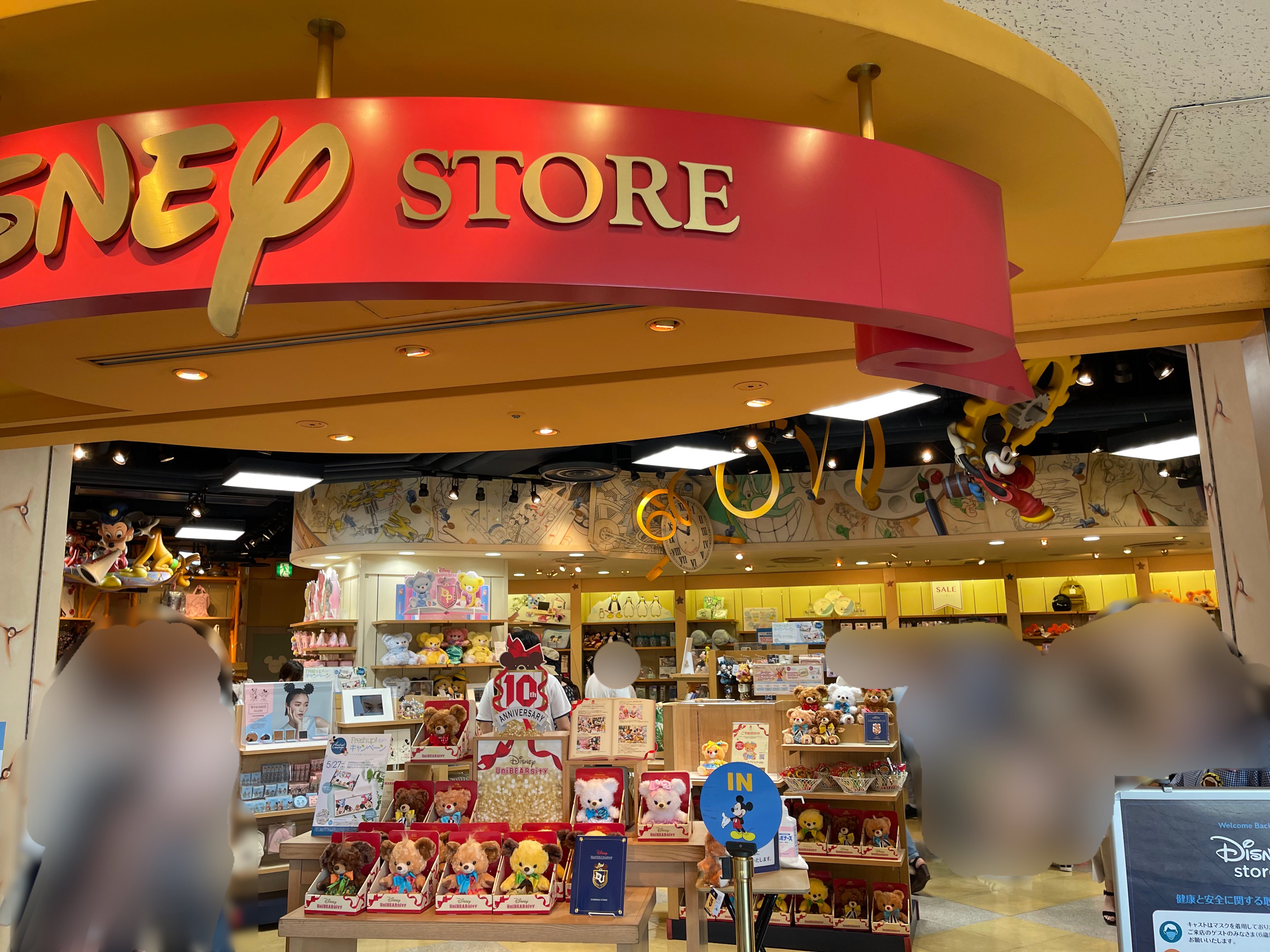 D93 The World S Most Magical Celebration 今日はクイーンズスクエア横浜の ディズニーストアに立ち寄った 今回初めて気がついたけど この店舗って監督をしているミッキーとアートから飛び出したミッキーの2人がいるんですね T Co Pleem05bpe