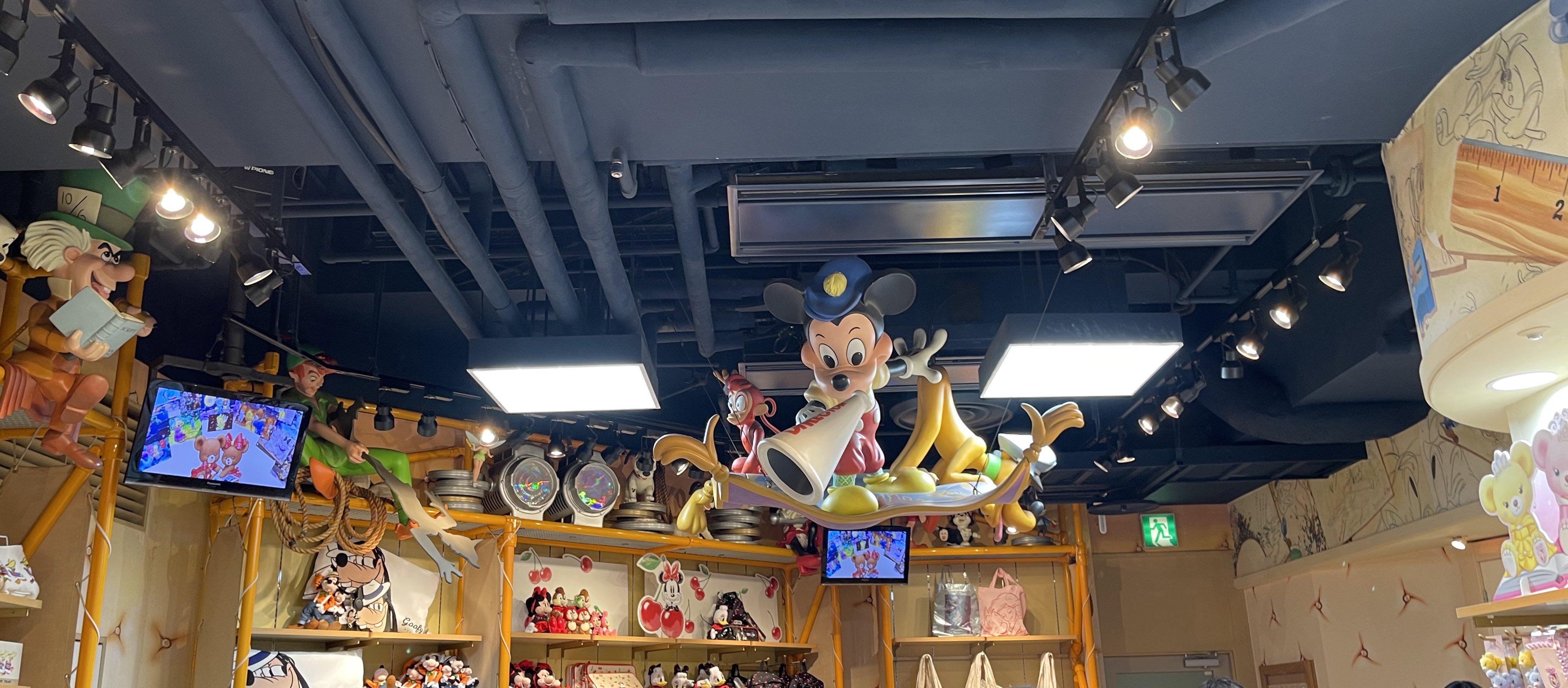 D93 The World S Most Magical Celebration 今日はクイーンズスクエア横浜の ディズニーストアに立ち寄った 今回初めて気がついたけど この店舗って監督をしているミッキーとアートから飛び出したミッキーの2人がいるんですね T Co Pleem05bpe