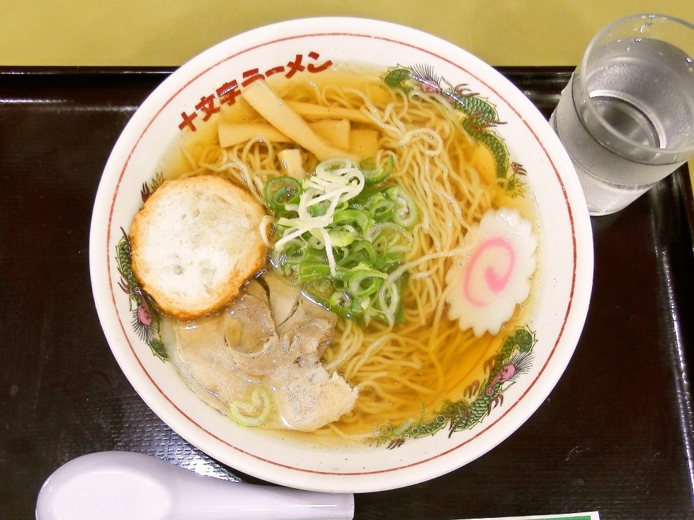 Aki_Yadome's tweet image. 秋田のご当地ラーメンといえば「十文字ラーメン」だねっ！
横手市の十文字地域が発祥のラーメンで、麺はかん水ひかえめの細いちぢれ麺で、スープはお醤油味でおだしに煮干しや鰹節をつかったあっさり和風系。トッピングにお麩がのってるのが特徴だよっ