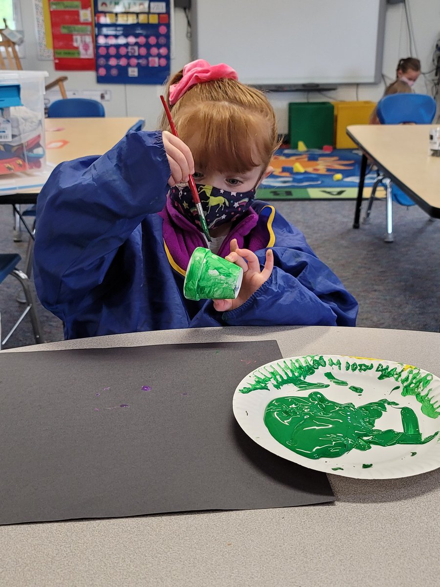 MrsBeachInPreK's tweet photo. This week as part of our insects &amp; gardening unit, our little scientists "observed and examined" our caterpillars.  

Later in the week they painted their own flower pots, planted pansies in them, then "predicted and hypothesized" what colors they will be! 👩‍🔬🌻🦋 https://t.co/PPmdzEn7Af