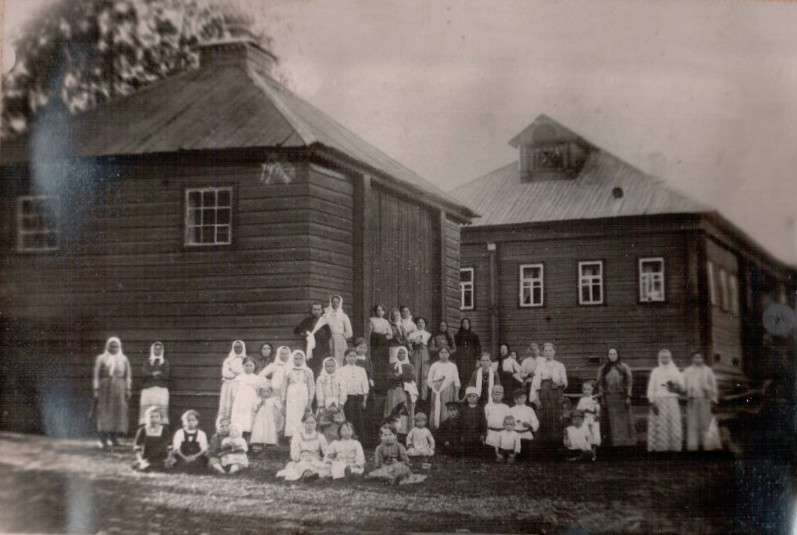 В конце 1870-х годов в 23 губерниях Российской империи проводились исследования кустарной промышленности. В Солигаличском уезде Костромской губернии число отходников оказалось кратно выше числа «местных промышленников». kostromka.ru/trade/tillo.php