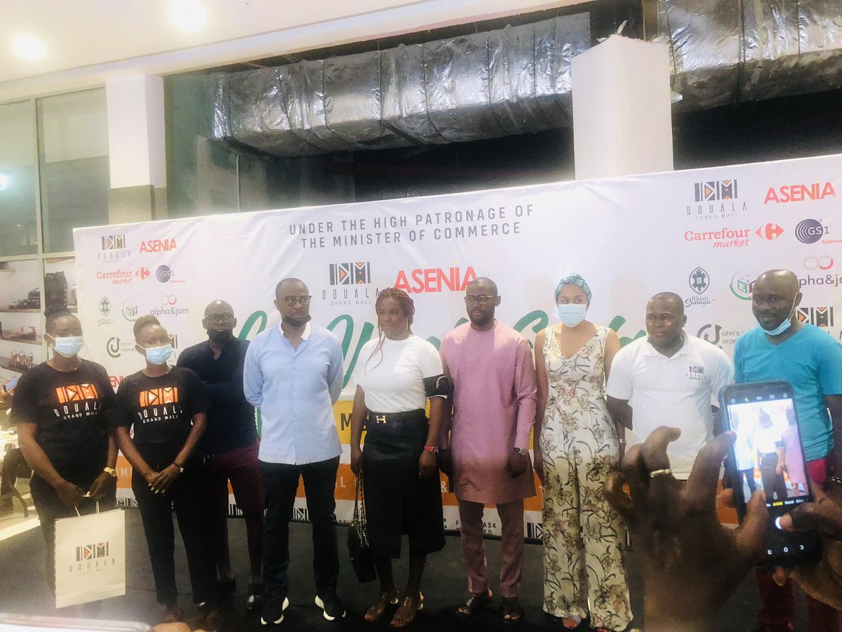 Lisa_Griffi's tweet photo. Elle était là aux week-Ends du Made in Cameroun avec @ASENIA_MIC 🇨🇲 c’était notre invité surprise au plaisir des héros de notre économie locales
Elle a accepté de visiter et d’acheter des produits sur chacun des stands pour soutenir nos exposants
Merci beaucoup Charlotte 🙏🏾 https://t.co/YSGTxROiHV