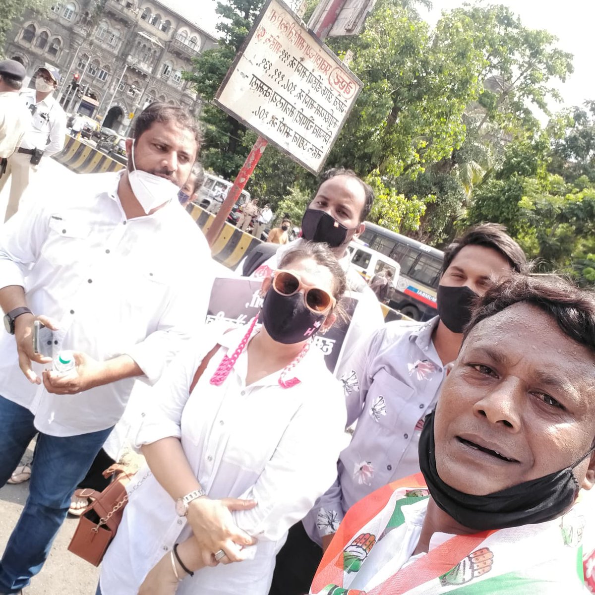 GazaliHeena's tweet photo. On instruction of our @INCMumbai President @BhaiJagtap1
ji, #ColabaCongress organised a #HumanChain protesting against the central government.
#WhereAreTheVaccines
#VaccinationGhotala
#HumanChain
#Arrestmetoo https://t.co/NmywCw8FhP