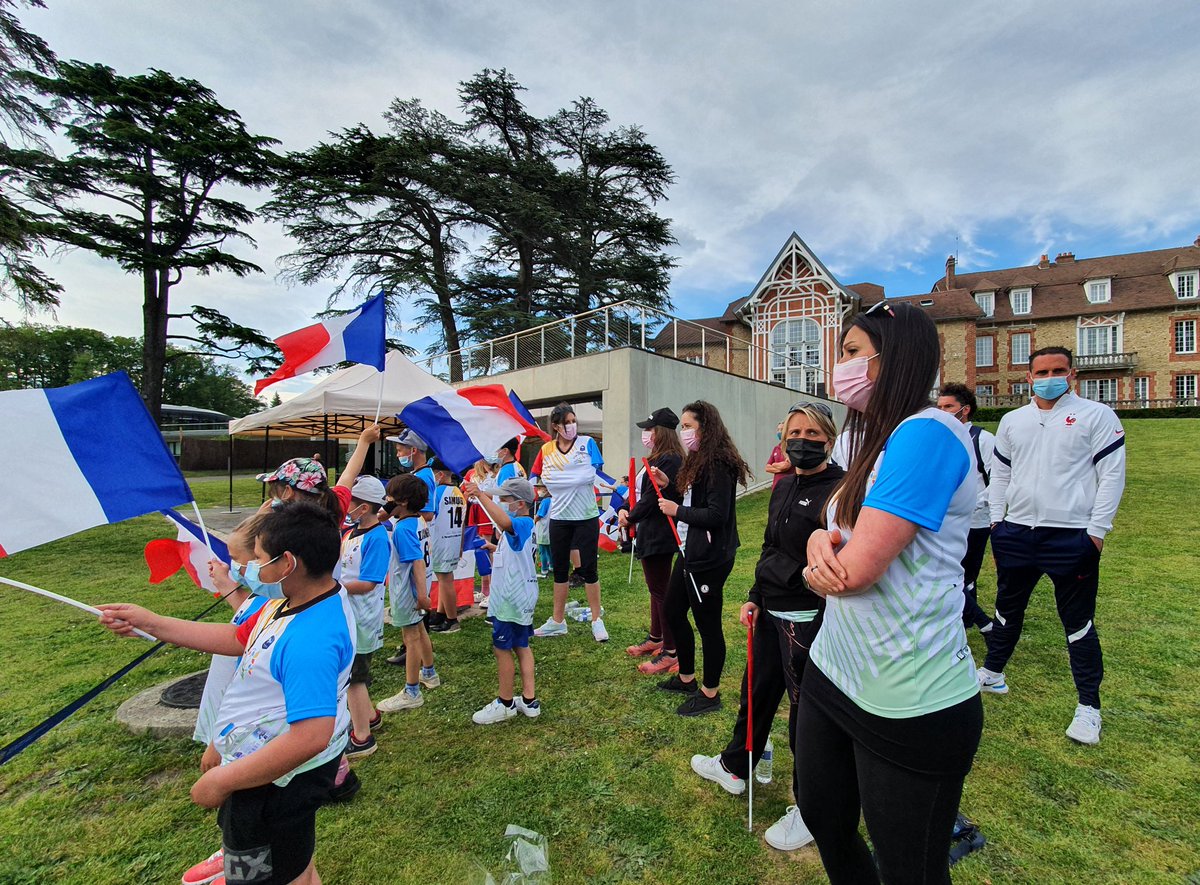 BenmiloudKarim's tweet photo. ⚽️ Quelle joie et quelle fierté d'accompagner aujourd'hui à #Clairefontaine la classe de CP-CE de Lavoûte-Chilhac (43), une des 2 lauréates 🏆 du concours #Footalecole "24h avec les Bleus" (@fff &amp; @education_gouv).

🇨🇵 Tous derrière @equipedefrance!
@jmblanquer @RoxaMaracineanu https://t.co/qzhSWkbYdJ