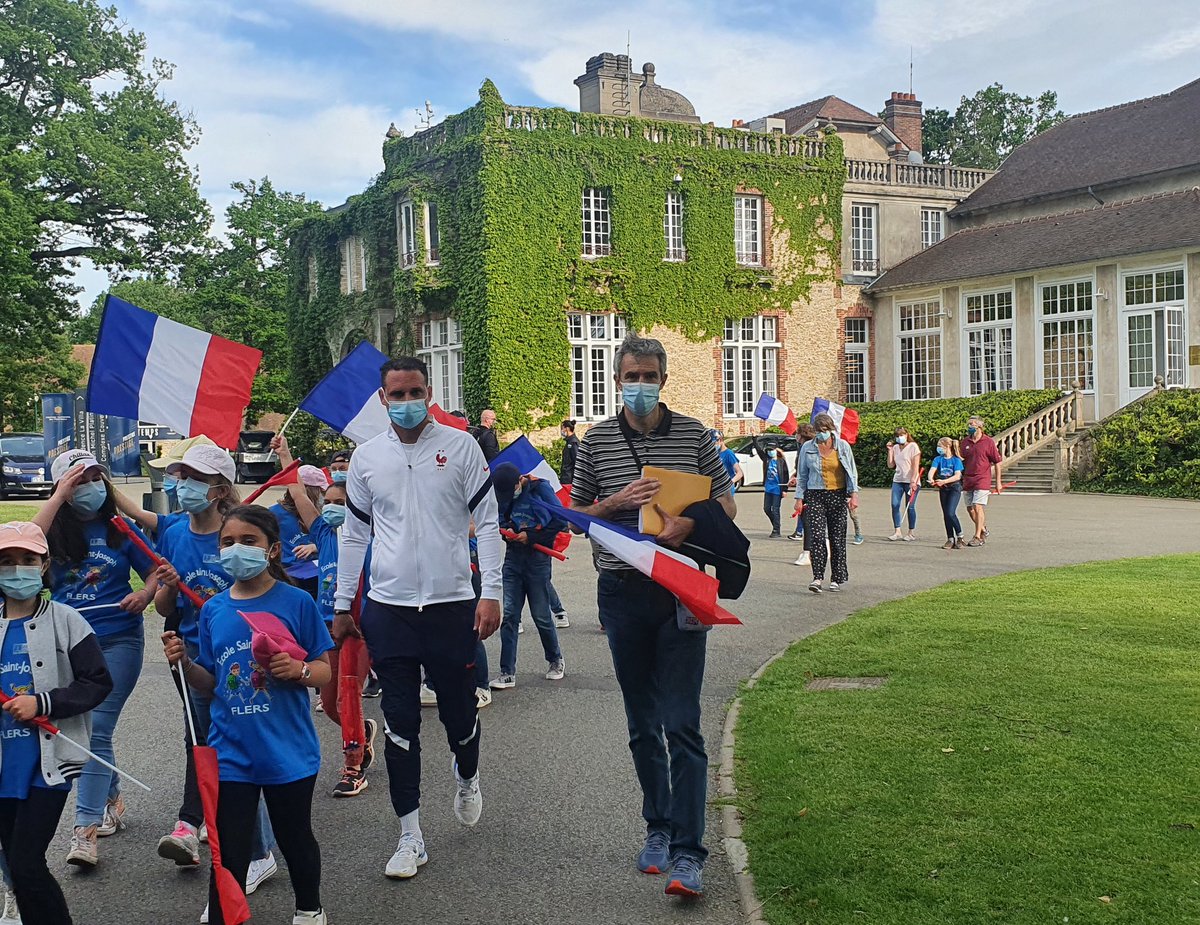 BenmiloudKarim's tweet photo. ⚽️ Quelle joie et quelle fierté d'accompagner aujourd'hui à #Clairefontaine la classe de CP-CE de Lavoûte-Chilhac (43), une des 2 lauréates 🏆 du concours #Footalecole "24h avec les Bleus" (@fff &amp; @education_gouv).

🇨🇵 Tous derrière @equipedefrance!
@jmblanquer @RoxaMaracineanu https://t.co/qzhSWkbYdJ