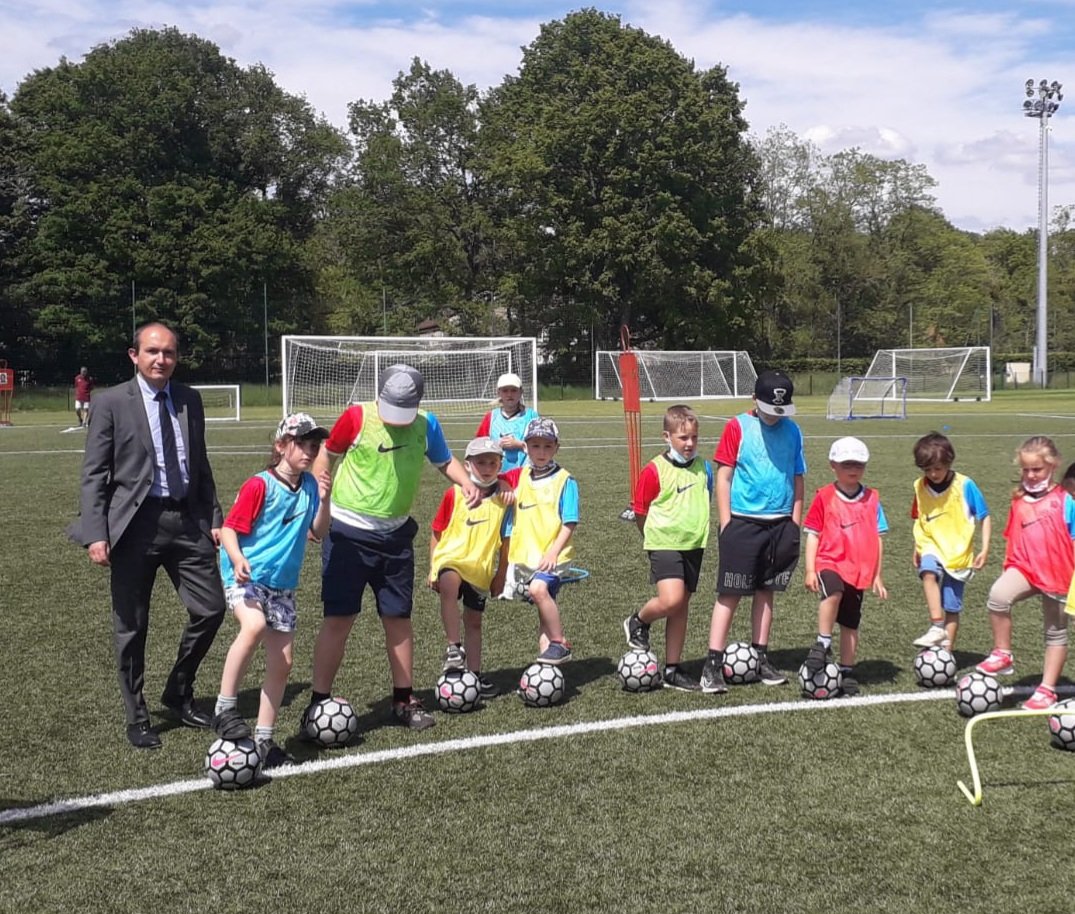 BenmiloudKarim's tweet photo. ⚽️ Quelle joie et quelle fierté d'accompagner aujourd'hui à #Clairefontaine la classe de CP-CE de Lavoûte-Chilhac (43), une des 2 lauréates 🏆 du concours #Footalecole "24h avec les Bleus" (@fff &amp; @education_gouv).

🇨🇵 Tous derrière @equipedefrance!
@jmblanquer @RoxaMaracineanu https://t.co/qzhSWkbYdJ