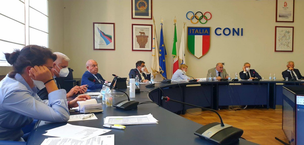mike_de_petris's tweet photo. Questa immagine mi parla al cuore, fate largo: c'è un consigliere con l'agendina e tanta determinazione.
@SMBertolasi2012 https://t.co/5wdG6INyeQ
