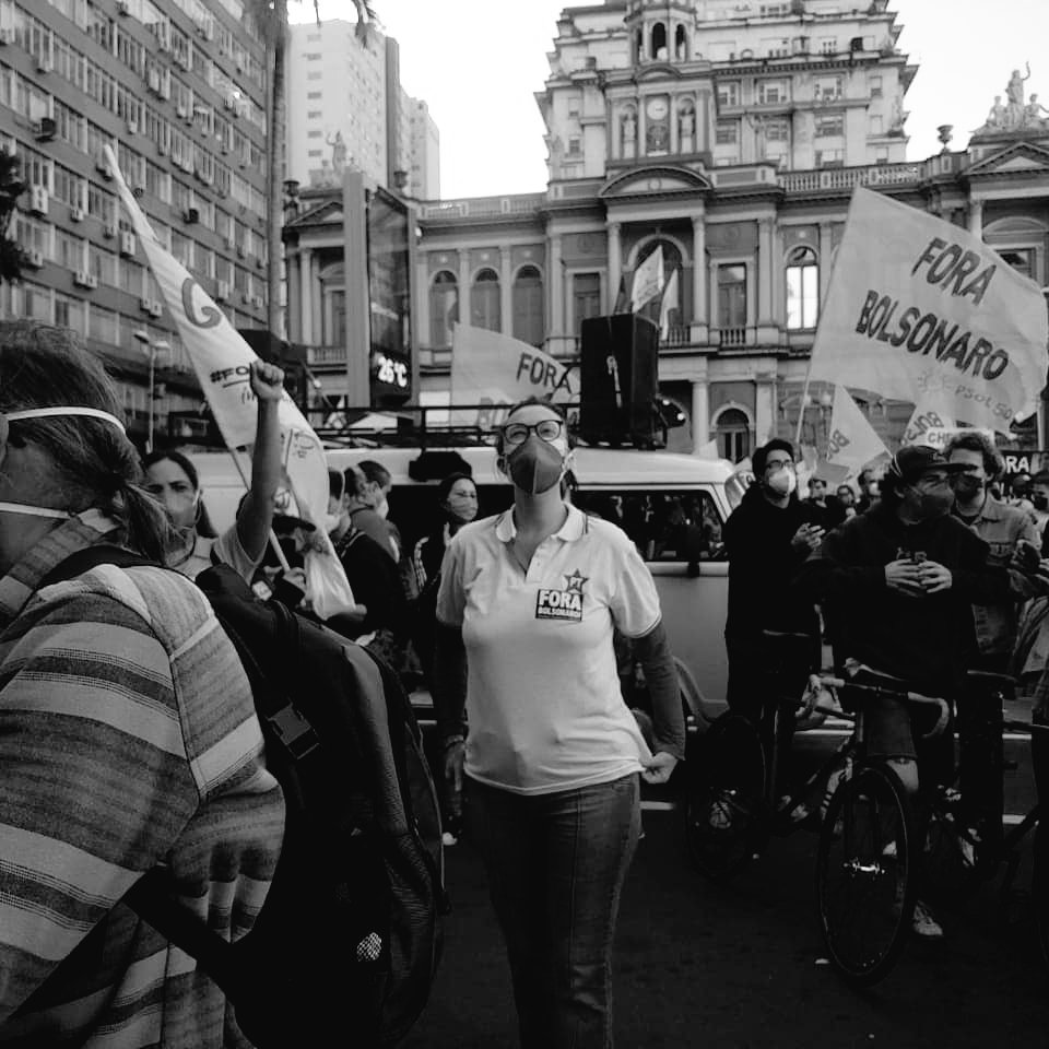 mariadorosario's tweet photo. Estamos nas ruas, com todo o cuidado, para dar nosso recado à este governo genocida. O Brasil é maior que Bolsonaro, haveremos de superar esse momento triste. #impeachmentJa #29MForaBolsonaro https://t.co/R7XoJP12qN