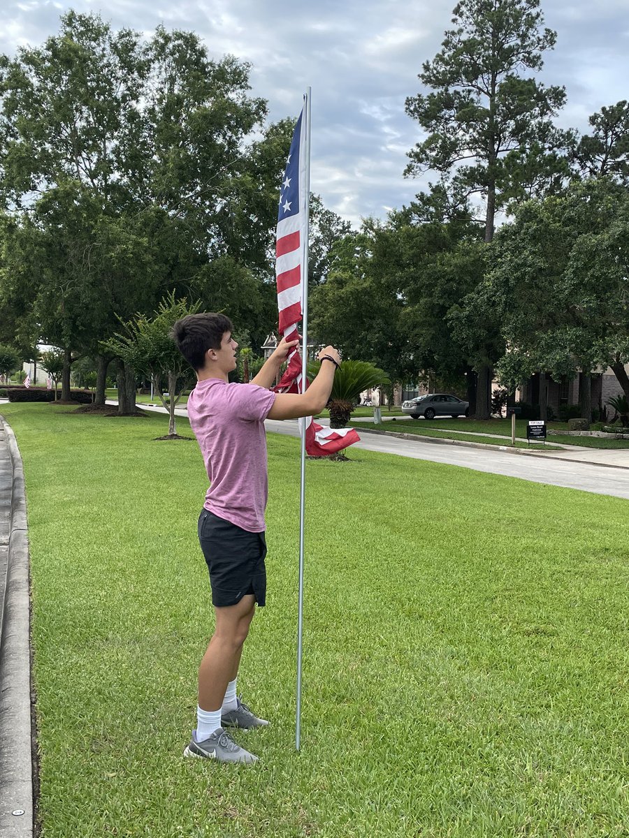 FrazierTristian's tweet photo. Volunteered this morning #goflags Placing flags for Memorial holiday 🇺🇸  🇺🇸 #Volunteering #MemorialDay #MemorialDay2021 https://t.co/mmgP0yptqT