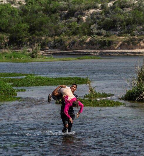 Como llega  / Como llega
el "político"           el
Venezolano    ciudadano.
a otro país.