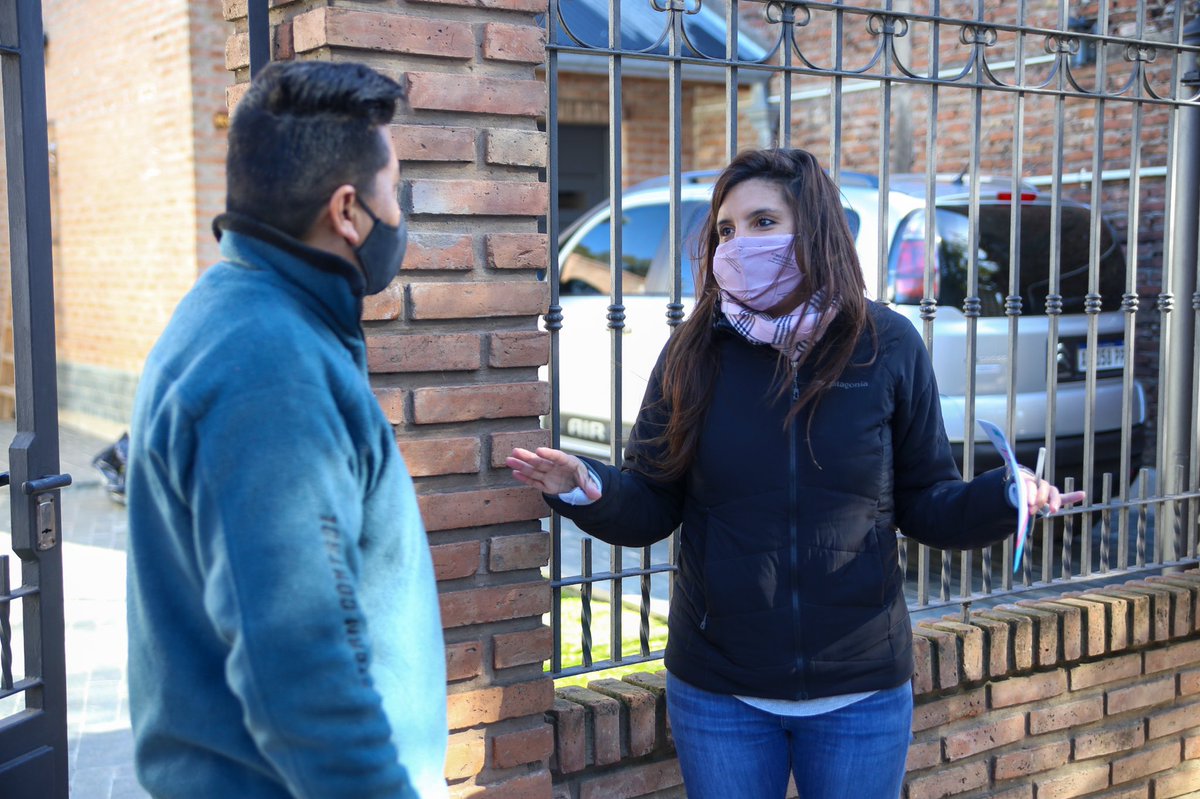 danyvilar's tweet photo. Siguen llegando vacunas y crece la esperanza💉
El gobierno de Axel trabaja sin parar en la campaña de vacunación más grande de la historia.
En Lomas estamos con el equipo de @minsaurralde en las calles ayudando a los vecinos y vecinas a anotarse para recibir su dosis. https://t.co/rY5DnjRGzT
