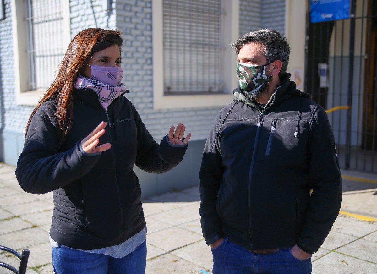 danyvilar's tweet photo. Charlamos con lxs vecinxs, lxs ayudamos a anotarse y a encontrar sus turnos en la aplicación. Les agradecimos por el esfuerzo que está haciendo para cuidarse y cuidar al resto. De esta salimos entre todxs ❤️
@minsaurralde @MiguelFunesA @evilimone @AmidaniNadia @damiannsalgado https://t.co/wzI9QZJu3u