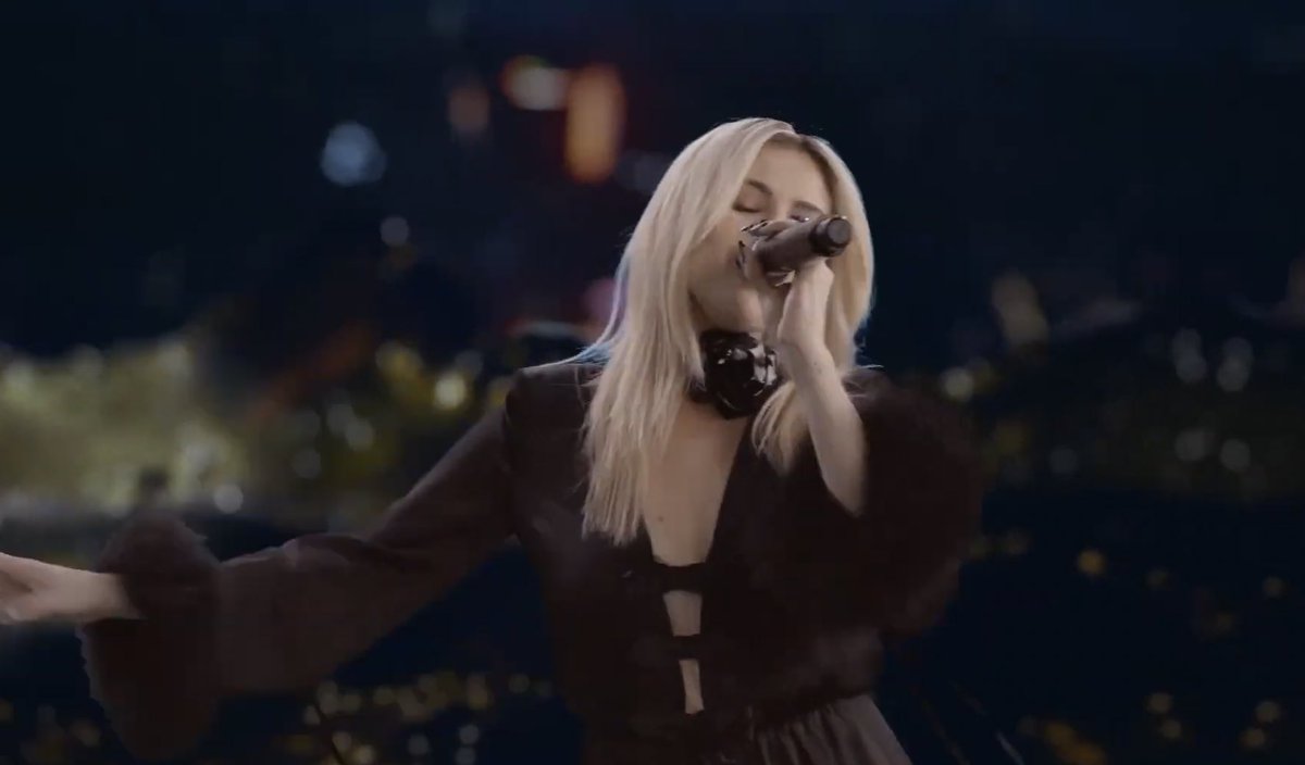 leeknelly's tweet image. THE OUTFIT. THE HAIR. THE VOCALS. 1 MINUTE, 30 SECONDS, IDGAF. SELENA ATE.