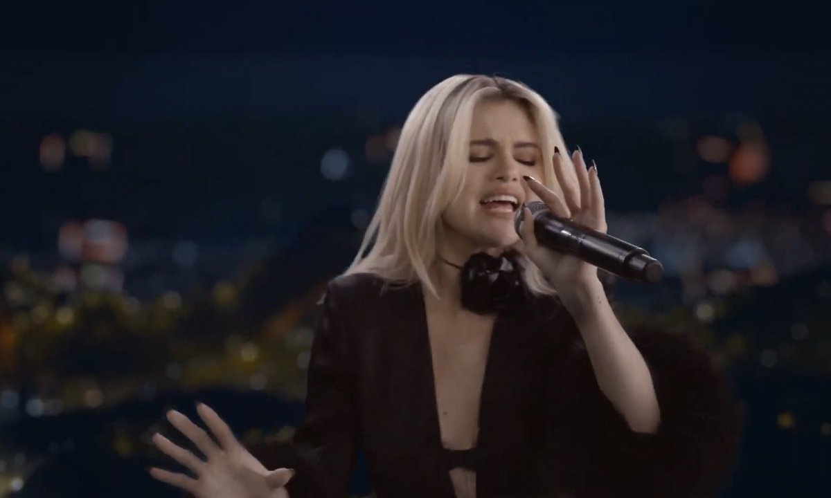 leeknelly's tweet image. THE OUTFIT. THE HAIR. THE VOCALS. 1 MINUTE, 30 SECONDS, IDGAF. SELENA ATE.