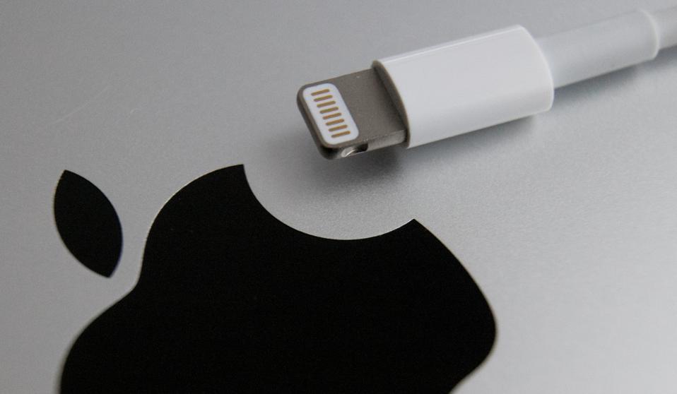 ForbesTech's tweet image. Why You Should Stop Using Other People’s iPhone Cables forbes.com/sites/zakdoffm…