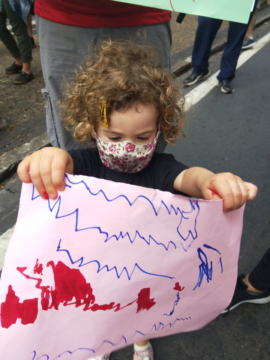 EdCCFaria's tweet image. A Olívia fez esse cartaz pra manifestação e disse:  "é o Baby Shark que comeu o Bolsonaro"

#29MForaBolsonaro