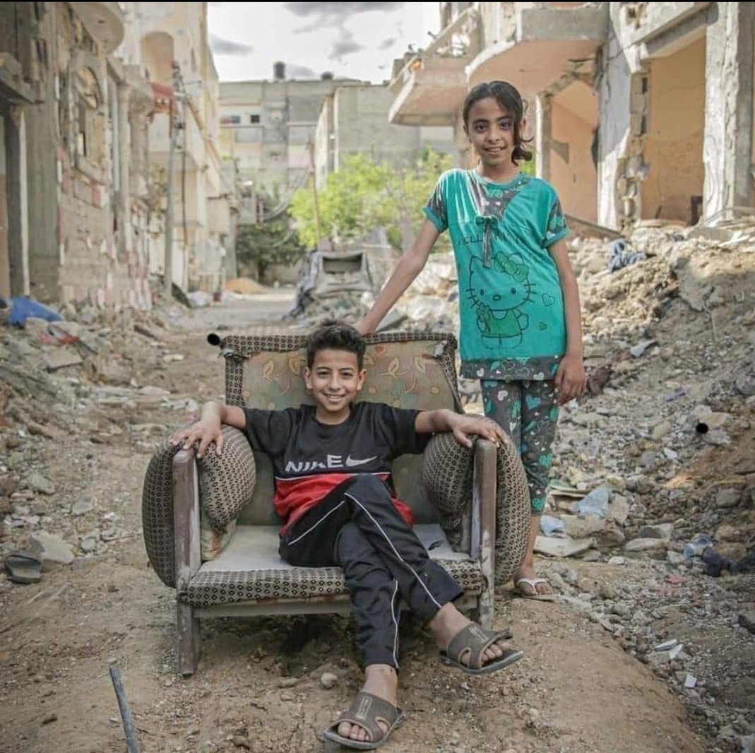 Ak00000021's tweet photo. He simply trying to give msg to the Zionists that you can destroy our homes but you can't destroy our hearts. A lesson to the Muslims across the world who are attached to their wealth, the real wealth is Our IMAN and Our SABR. 
#PalestineWillBeFree 
#khilafatliberatePalestine https://t.co/FLsP7E0ZnW