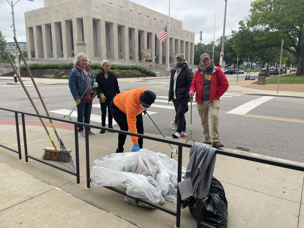 Lindsay_Pattan's tweet photo. Thank you everyone! And special shout-out to @ukrafteats and @brightsidestl. @SenatorNasheed and @Umik90 say Old North is next, so stay tuned for info! #cleanupstl #downtownstl https://t.co/KeSaLnIqk2