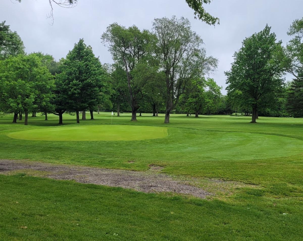 Fresh double cut and rolled greens ... beautiful 💚 
Make a tee time with us in the pro shop (330) 433 1880