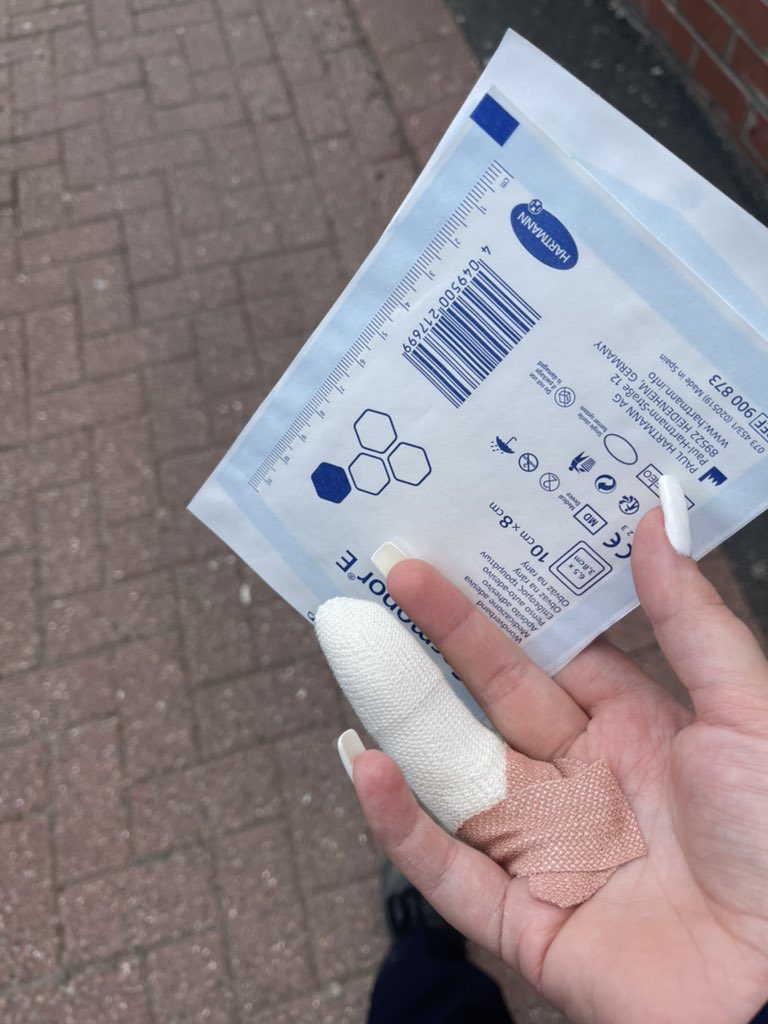 EmmaColledge's tweet image. I’ve been put off acrylics for life🤢gels for me from now on😭