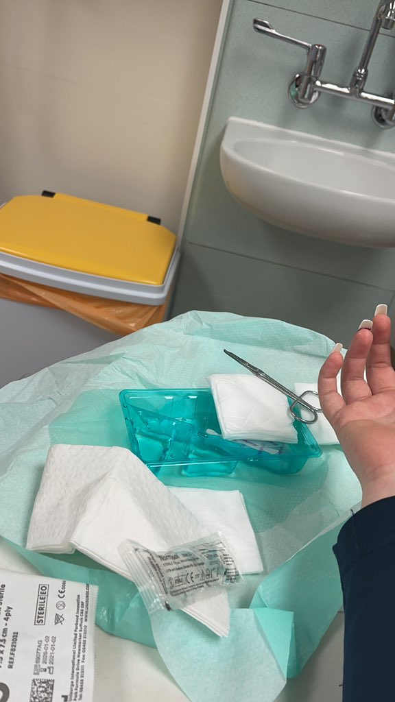 EmmaColledge's tweet image. I’ve been put off acrylics for life🤢gels for me from now on😭