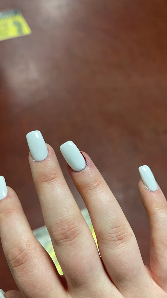 EmmaColledge's tweet image. I’ve been put off acrylics for life🤢gels for me from now on😭