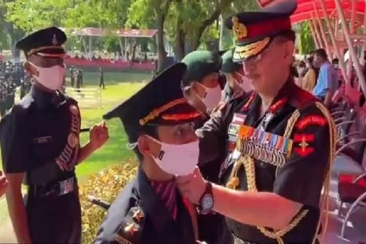 Pkpachouri's tweet photo. पुलवामा में शहीद हुए अपने पति मेजर विभूति शंकर ढौंडियाल के पदचिह्नों पर चलते हुए निकिता कौल शनिवार को सेना में शामिल हो गईं। सेना की उत्तरी कमान के कमांडर लेफ्टिनेंट जनरल वाई के जोशी ने तमिलनाडु के चेन्नई में अधिकारियों की प्रशिक्षण अकादमी में उनके कंधों पर स्टार लगाए। https://t.co/8vyuHqelvf