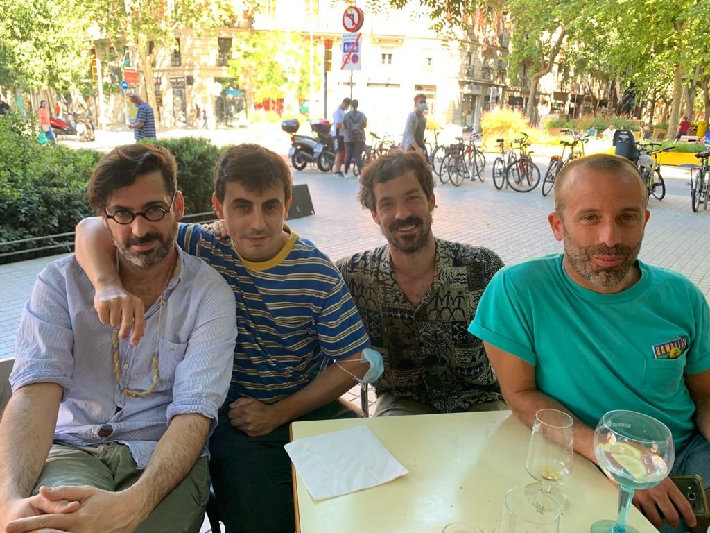 Barcelona, mi zona.

Grupo de WhatsApp en plandemia, juntos 18 meses después.

❤️ ⚡ 🚀